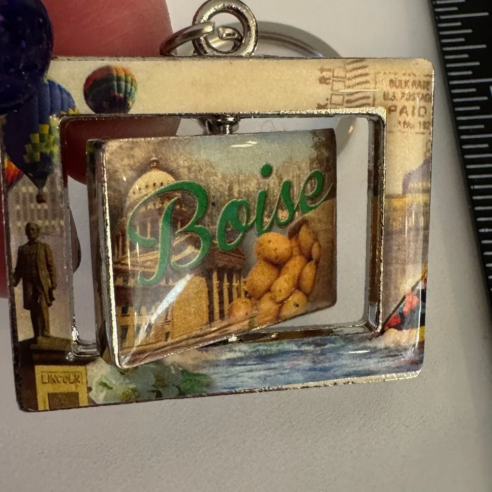 Boise Idaho Souvenir Keychain Vintage Postcard Scene Hot Air Balloons Potatoes‎